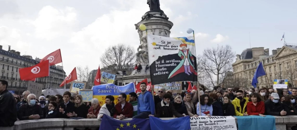 manifestants-contre-linvasion-lUkraine-samedi-5-2022-place-Republique-Paris_0-1
